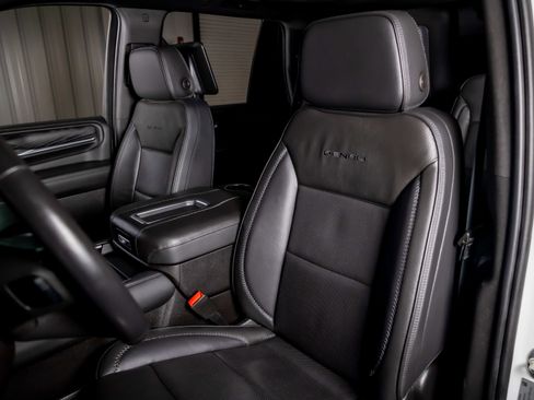 Used 2021 GMC Yukon Denali w/ Denali Ultimate Package AWD/4WD image 4