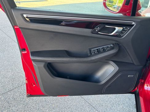 Used 2023 Porsche Macan AWD/4WD image 23