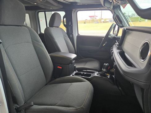 Used 2025 Jeep Wrangler Sahara image 21