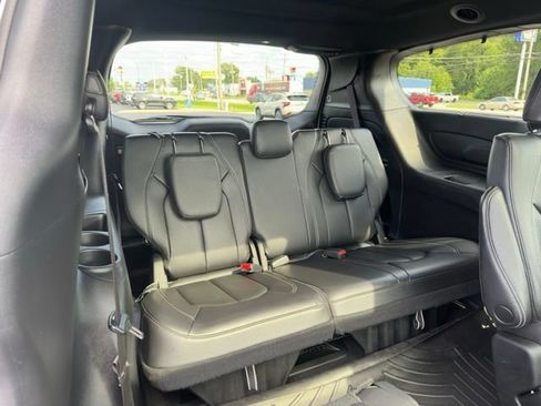 Used 2022 Chrysler Pacifica Touring-L w/ S Appearance Package AWD/4WD image 13