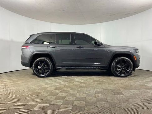 Used 2025 Jeep Grand Cherokee Limited w/ Black Appearance Package AWD/4WD image 4