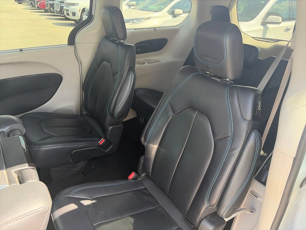Used 2021 Chrysler Pacifica Touring-L w/ Uconnect Theater Family Group FWD image 11