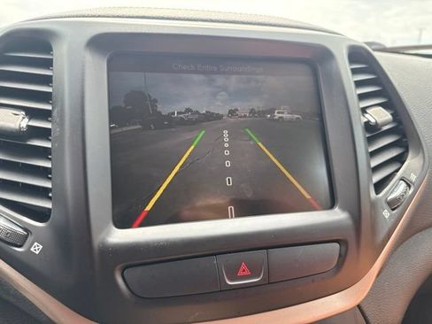 Used 2016 Jeep Cherokee Latitude w/ Cold Weather Group AWD/4WD image 31