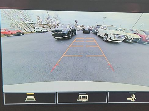 Used 2023 Chevrolet Traverse LT image 21