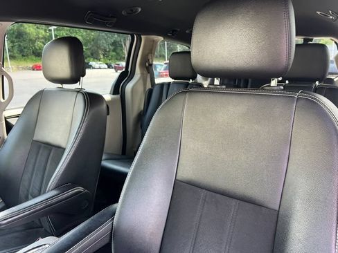 Used 2019 Dodge Grand Caravan SXT FWD image 13