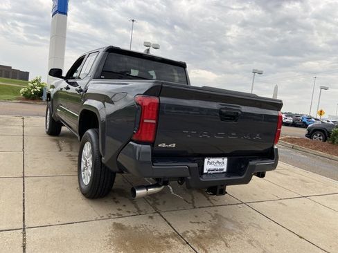 Used 2025 Toyota Tacoma SR5 AWD/4WD image 9