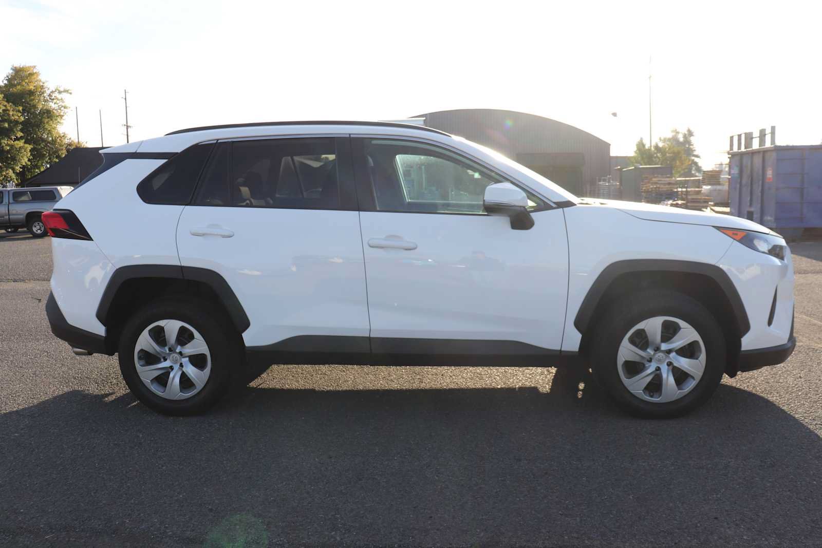 Used 2021 Toyota RAV4 LE AWD/4WD image 4