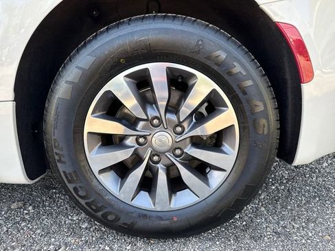 Used 2019 Chrysler Pacifica Touring-L Plus w/ Advanced Safetytec Group FWD image 27