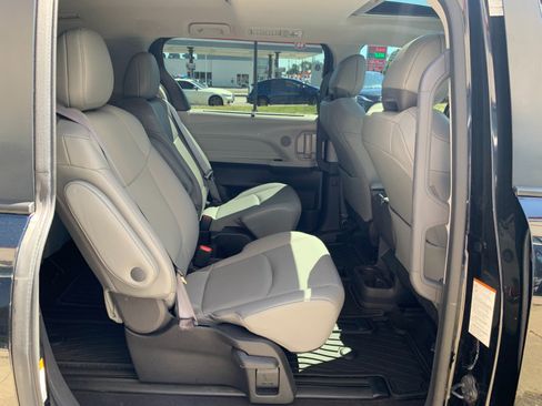 Used 2022 Toyota Sienna XLE AWD/4WD image 27