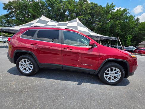 Used 2014 Jeep Cherokee Latitude w/ Cold Weather Group AWD/4WD image 4