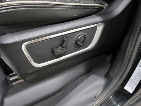 Used 2019 RAM 1500 Laramie AWD/4WD image 12