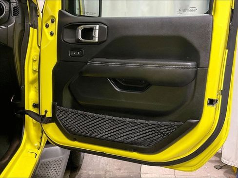 Used 2022 Jeep Wrangler Unlimited Sahara w/ Cold Weather Group AWD/4WD image 12