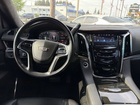 Used 2018 Cadillac Escalade Platinum AWD/4WD image 28