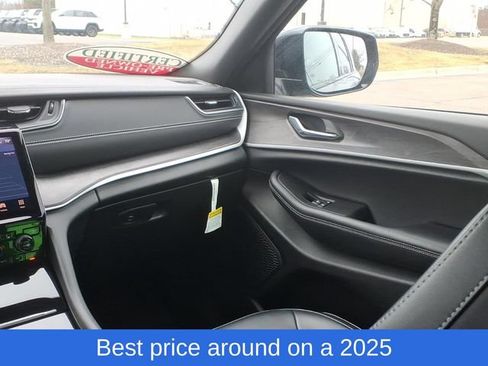 Used 2025 Jeep Grand Cherokee Limited w/ Black Appearance Package RWD image 12