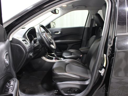 Used 2018 Jeep Compass Latitude w/ Popular Equipment Group FWD image 3