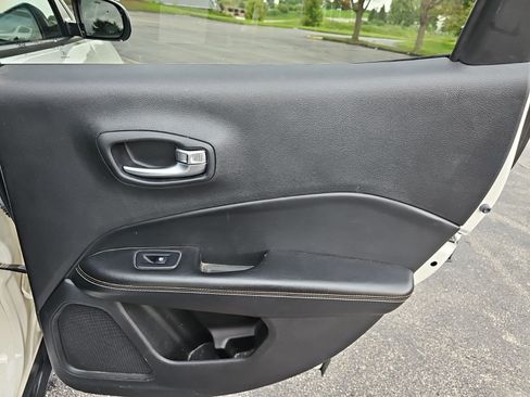 Used 2018 Jeep Compass Latitude FWD image 16