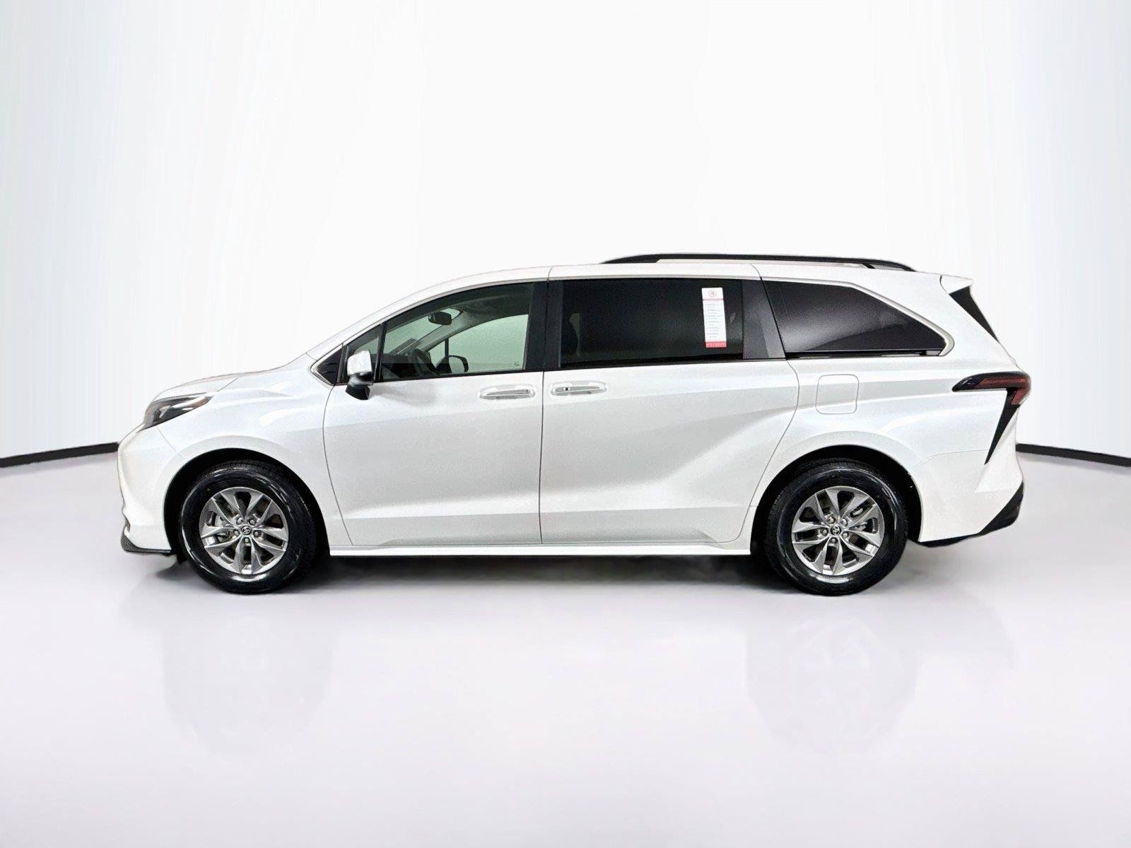 Certified 2026 Toyota Sienna XLE FWD image 14