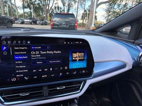 Used 2025 Chevrolet Equinox EV LT image 38