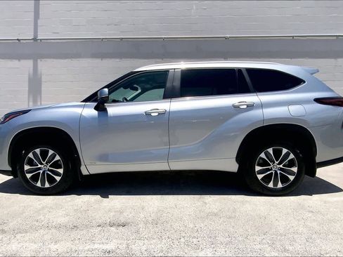 Used 2025 Toyota Highlander XLE AWD/4WD image 3