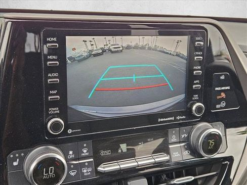 Used 2020 Toyota Highlander XLE AWD/4WD image 12