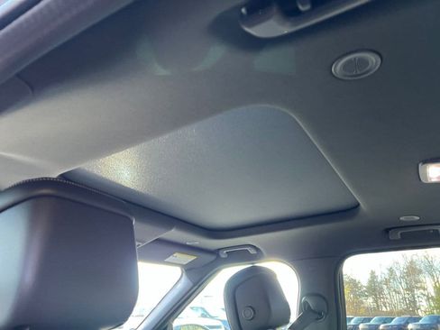 New 2025 Land Rover Discovery Dynamic SE image 28