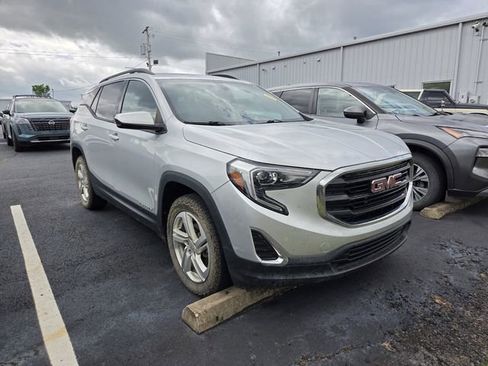 Used 2018 GMC Terrain SLE w/ Driver Convenience Package image 3
