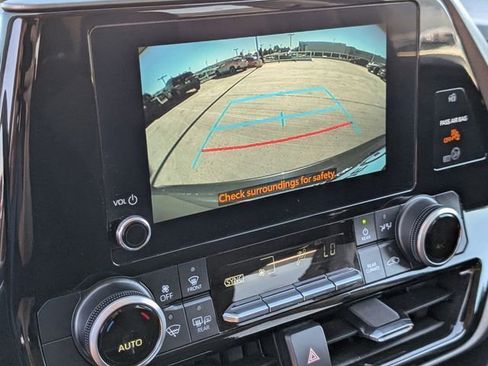 Used 2024 Toyota Highlander LE image 27