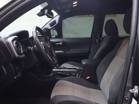 Used 2020 Toyota Tacoma TRD Off-Road w/ Technology Package image 16