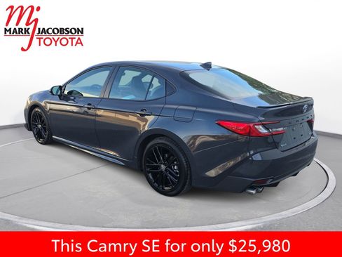 Used 2025 Toyota Camry SE image 13