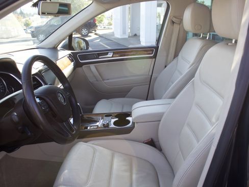 Used 2012 Volkswagen Touareg TDI image 11