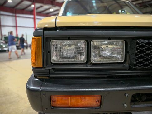 Used 1986 Nissan Pickup 4x4 King Cab image 32