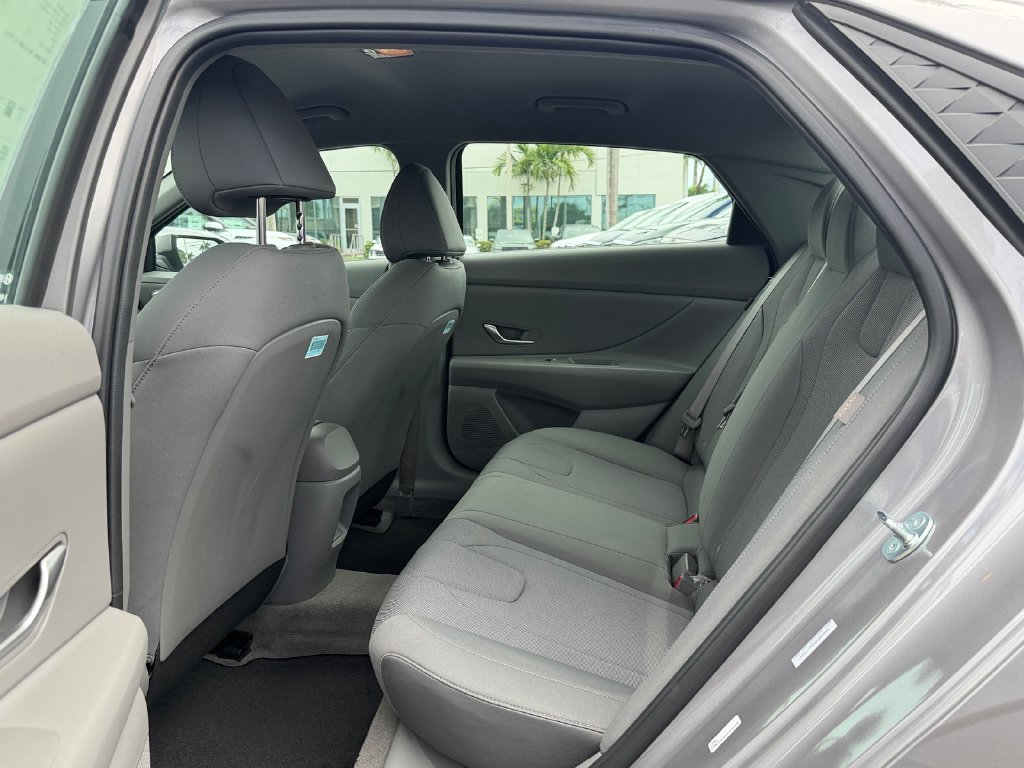 Used 2025 Hyundai Elantra SE FWD image 11