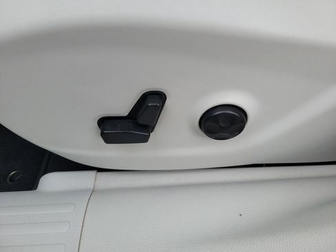 Used 2021 Jeep Cherokee Latitude Lux w/ Sun & Sound Group image 25