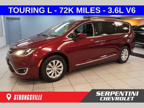 Used 2017 Chrysler Pacifica Touring-L FWD image 1