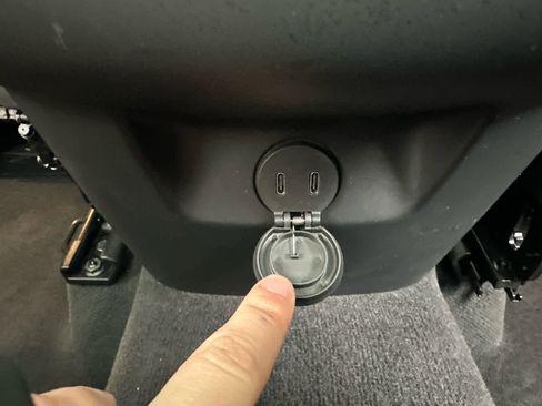 Used 2025 Volvo XC60 B5 Plus image 24