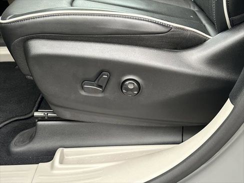 Certified 2024 Chrysler Pacifica Limited FWD image 10