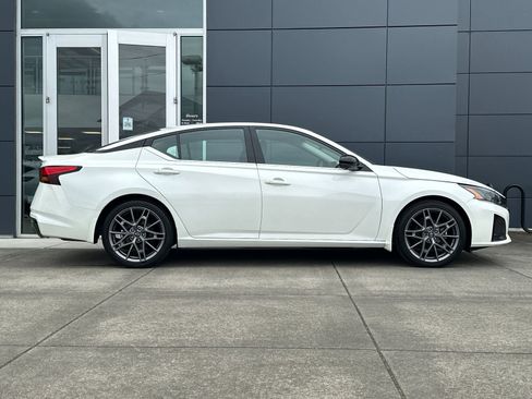 Used 2024 Nissan Altima 2.0 SR image 2