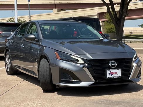 Used 2024 Nissan Altima 2.5 S FWD image 3