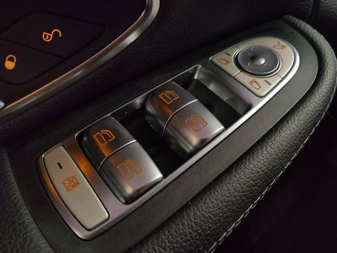 Used 2017 Mercedes-Benz C 300 Sedan image 27