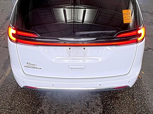 Used 2022 Chrysler Pacifica Touring-L w/ Uconnect Theater Family Group FWD image 12