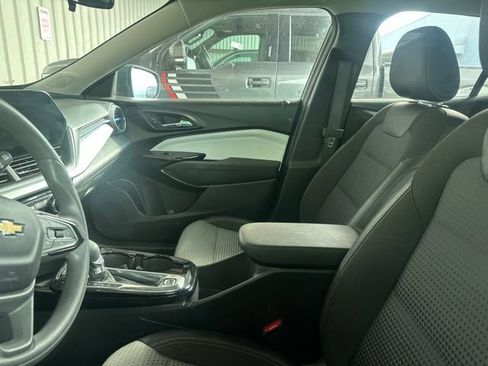 Used 2025 Chevrolet Trax LT FWD image 6