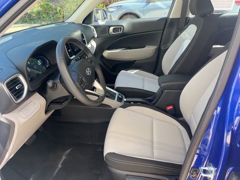 Used 2025 Hyundai Venue SEL image 15