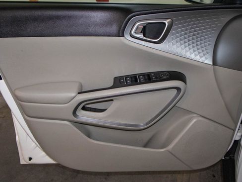 Used 2025 Kia Soul LX w/ LX Technology Package FWD image 10