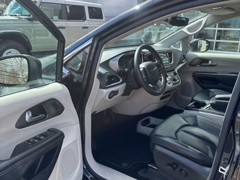 Used 2023 Chrysler Pacifica Touring-L image 15