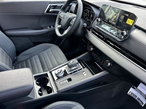 New 2025 Mitsubishi Outlander SE image 17