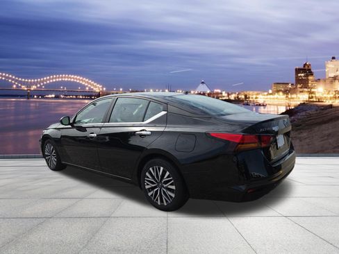 Used 2025 Nissan Altima 2.5 SV FWD image 3