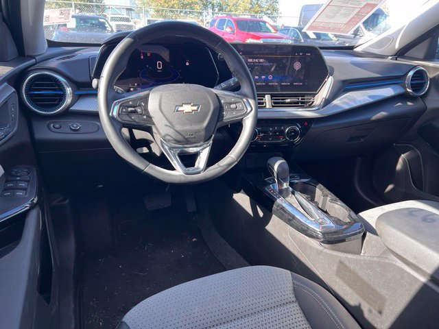 Used 2025 Chevrolet Trax LT w/ LT Convenience Package FWD image 12