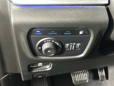 Used 2023 Jeep Grand Cherokee Overland w/ Luxury Tech Group IV AWD/4WD image 19