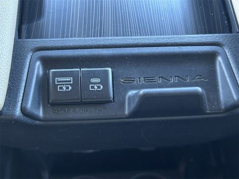 Used 2022 Toyota Sienna Limited image 23