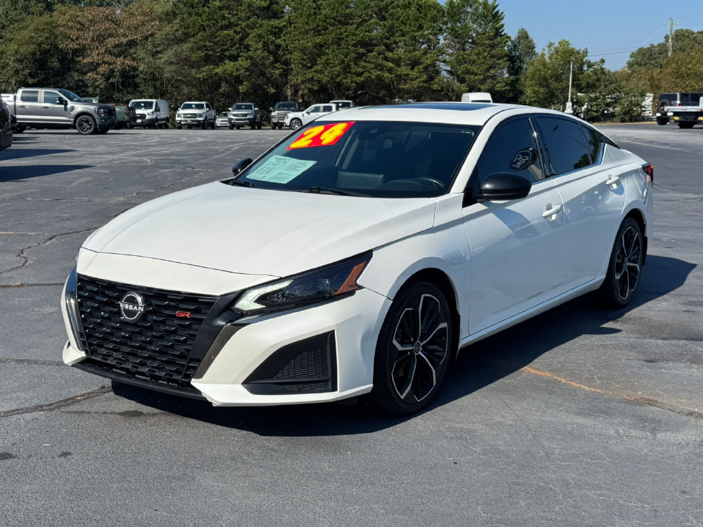 Used 2024 Nissan Altima 2.5 SR w/ SR Premium Package FWD image 3